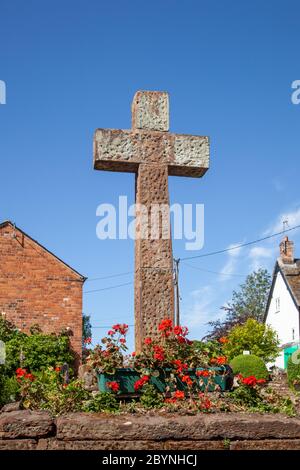 Croce di pietra nel villaggio rurale Cheshire, quintessential idilliaco pittoresco villaggio di Eaton vicino a Tarporley Chester Foto Stock