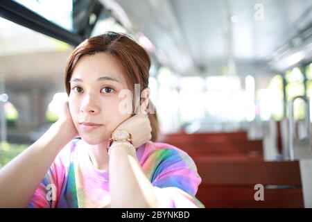 donna passeggero sul tram a hong kong Foto Stock