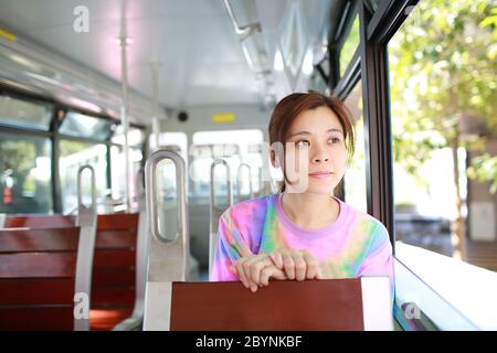 donna passeggero sul tram a hong kong Foto Stock