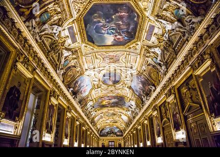 Grande galleria di dipinti al museo del Louvre di Parigi Foto Stock