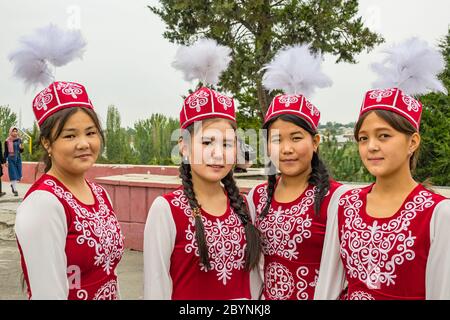 Giovani donne in abbigliamento tradizionale durante un festival in OSH Kirghizistan Foto Stock