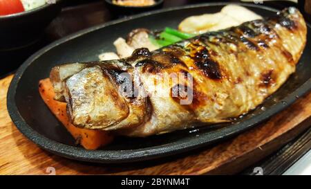 primo piano cucina tradizionale giapponese saba shioyaki Foto Stock