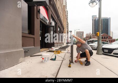 Londra, Canada - 10 giugno 2020. I bar e i ristoranti erano un'alveare di attività mercoledì 10 giugno 2020. Non con i clienti e gli ospiti, ma come i lavoratori hanno risposto alle notizie dal governo provinciale dell'Ontario che dice patio a ristoranti e bar potrebbe aprire a partire dalle 12:01 di venerdì 12 giugno 2020. L'annuncio ha catturato alcuni proprietari off-guard come stavano prevedendo più di pochi giorni di preavviso. Anche con il breve preavviso tutti erano lieti di poter tornare al lavoro, anche su base limitata. Mark Spowart/Alamy Live News Foto Stock