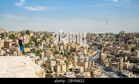 Uomo che guarda Amman Midtown con la bandiera Jordan sullo sfondo Foto Stock