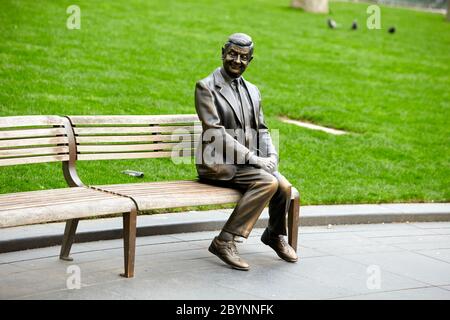 Statua di MR Bean, interpretata da Rowan Atkinson, parte di una serie di sculture in bronzo a tema cinematografico in Piazza Leicester che celebrano un secolo di cinema Foto Stock