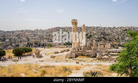 La cittadella nella città di Amman in Giordania in Medio Oriente. Tempio di Ercole della Cittadella di Amman (Jabal al-Qala'a). Città vecchia. Foto Stock