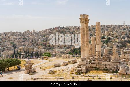 La cittadella nella città di Amman in Giordania in Medio Oriente. Tempio di Ercole della Cittadella di Amman (Jabal al-Qala'a). Città vecchia. Foto Stock