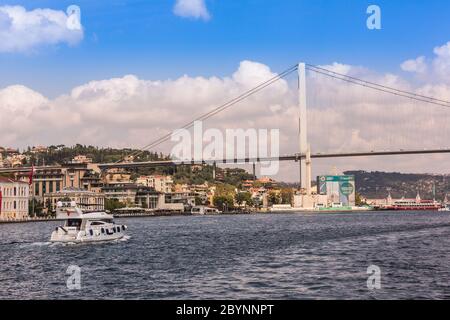 Il ponte Ataturk è un primo ponte sospeso sullo stretto del Bosforo. Foto Stock