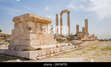 La cittadella nella città di Amman in Giordania in Medio Oriente. Tempio di Ercole della Cittadella di Amman (Jabal al-Qala'a). Città vecchia. Foto Stock