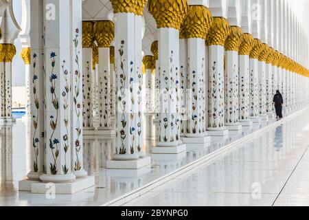 Corridoio con colonne decorate in oro all'entrata della famosa Moschea Sheikh Sultan Zayed ad Abu Dhabi, Emirati Arabi Uniti Foto Stock