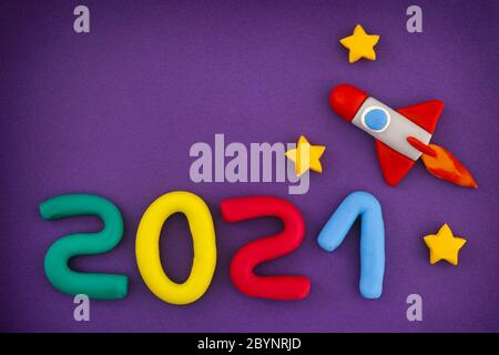 2021 Capodanno. Il razzo spaziale e i numeri sono fatti di argilla di gioco (plastilina). Foto Stock