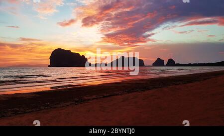 isole, montagne, mare, sabbia e cielo a pak meng spiaggia a trang, thailandia Foto Stock