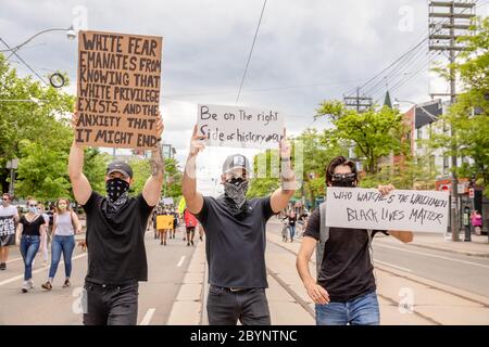 TORONTO, ONTARIO, CANADA - 6 GIUGNO 2020: Marcia anti-razzismo, in solidarietà con Black Lives Matter e contro la morte di George Floyd e inj polizia Foto Stock
