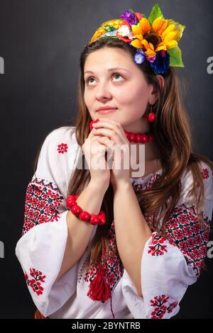 Attraente donna indossa nazionale ucraina di vestire Foto Stock