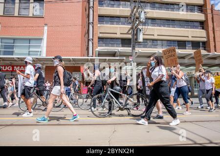 TORONTO, ONTARIO, CANADA - 6 GIUGNO 2020: Marcia anti-razzismo, in solidarietà con Black Lives Matter e contro la morte di George Floyd e inj polizia Foto Stock