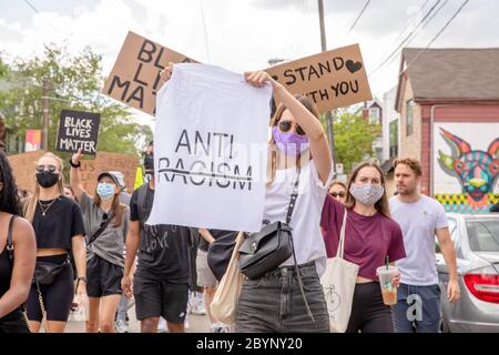 TORONTO, ONTARIO, CANADA - 6 GIUGNO 2020: Marcia anti-razzismo, in solidarietà con Black Lives Matter e contro la morte di George Floyd e inj polizia Foto Stock