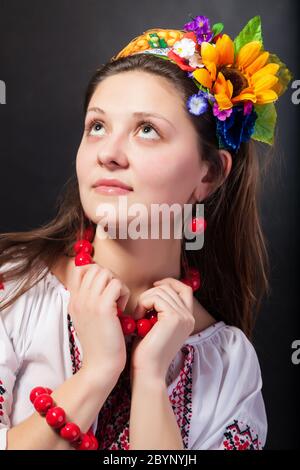 Attraente donna indossa nazionale ucraina di vestire Foto Stock