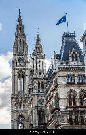 Close up alto edificio gotico del Municipio di Vienna, Austria Foto Stock