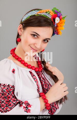 Attraente donna indossa nazionale ucraina di vestire Foto Stock