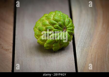 Fresco Apple Custard su sfondo tavolo di legno Foto Stock