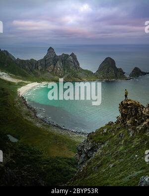 Escursioni nell'incredibile paesaggio selvaggio jurassic di montagne verdi, spettacolare vista dal Monte Matind durante il tramonto, Bleik, Andoya, Norvegia Foto Stock