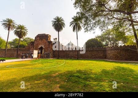 Tomba di Humayun, Delhi - Vista d'ingresso del primo giardino-tomba nel subcontinente indiano. La Tomba è un ottimo esempio di architettura persiana. Foto Stock