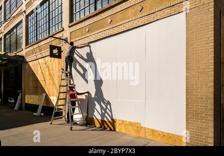 I lavoratori finiscono di assicurare il negozio Apple nel quartiere Meatpacking di New York in previsione di una ripetizione di saccheggi e vandalizzazione associati alle proteste legate alla morte di George Floyd, avvenuta lunedì 1 giugno 2020. (© Richard B. Levine) Foto Stock