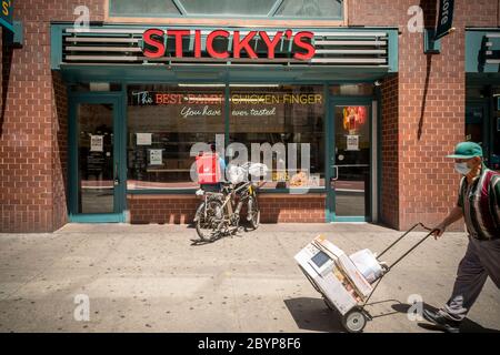 Una persona che ha consegnato una borsa tote con marchio ChowBus sulla sua bicicletta fuori da Sticky’s nel quartiere di Union Square a New York sabato 30 maggio 2020. (© Richard B. Levine) Foto Stock