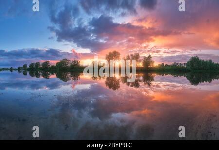 Bella costa del fiume al tramonto in estate. Paesaggio colorato Foto Stock