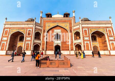 La Tomba di Humayun a Delhi, India. La Tomba di Humayun è anche famoso luogo turistico a Delhi. La gente del posto anche venuto a vedere questo grande architettura persiana Marvel. Foto Stock