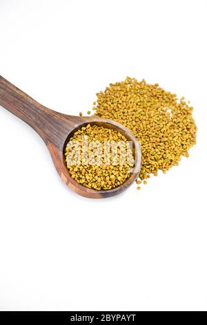 Fenugreek semi isolati su sfondo bianco Foto Stock