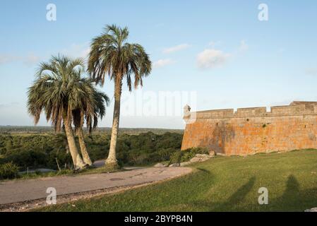 Fortezza storica di Santa Teresa e palme di butia, a Rocha, Uruguay, una giornata estiva di sole Foto Stock