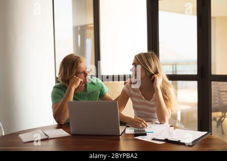 Coppia caucasica seduta e facendo carte durante la quarantena per coronavirus Covid19 pandemi Foto Stock
