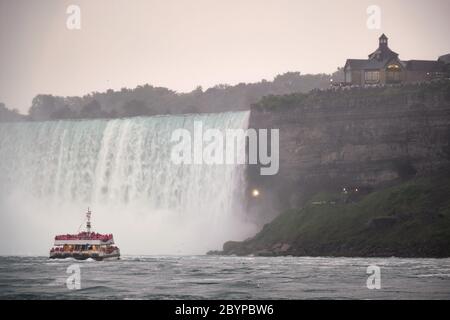 La nave di crociera vicino al Grande Cascata Horseshoe, Niagara Falls, Ontario, Canada Foto Stock