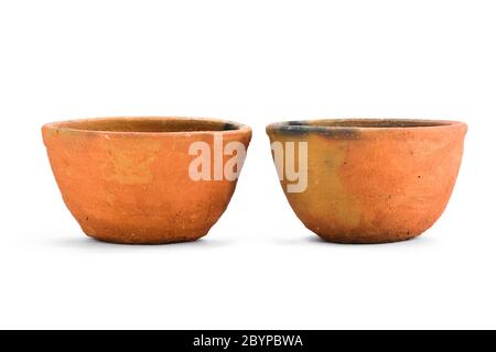 Indiano fatto tradizionale ceramica ciotole isolato su sfondo bianco Foto Stock