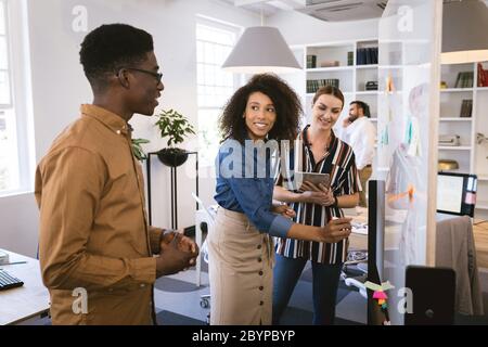 Multireghe felici uomini d'affari che lavorano in un'area di lavoro Foto Stock