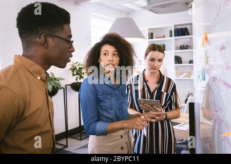 Uomini d'affari multiregati che lavorano in un'area di lavoro Foto Stock