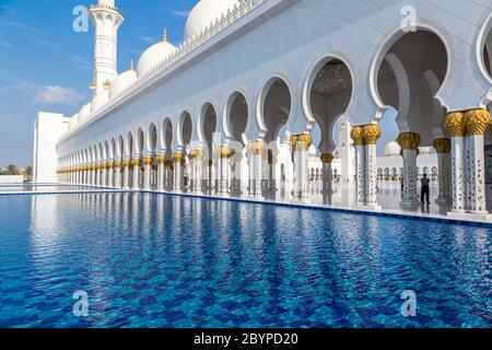 Corridoio con colonne decorate in oro all'entrata della famosa Moschea Sheikh Sultan Zayed ad Abu Dhabi, Emirati Arabi Uniti Foto Stock