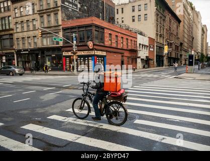 Un addetto alla consegna con una borsa tote di marca Caviar a Chelsea a New York sabato 6 giugno 2020. (© Richard B. Levine) Foto Stock