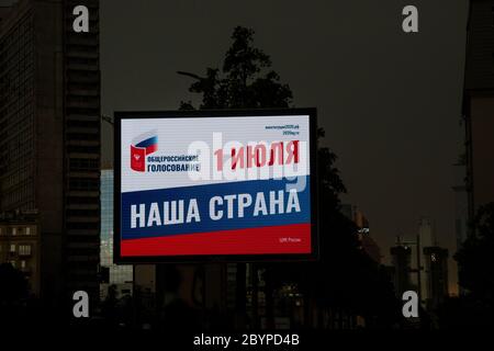 Mosca, Russia. 10 giugno 2020 un banner pubblicitario con informazioni sul voto di tutti i russi sulle modifiche alla Costituzione della Federazione Russa il 1 luglio 2020 su via New Arbat nel centro di Mosca, Russia. La bandiera rosso '1 luglio. Il nostro paese' Foto Stock