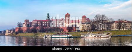 Cracovia skyline con vista aerea dello storico castello reale di Wawel e dal centro della città Foto Stock