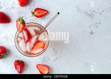 Piatto con bevanda analcolica alla fragola con lino e frutti di bosco. Spazio di copia Foto Stock