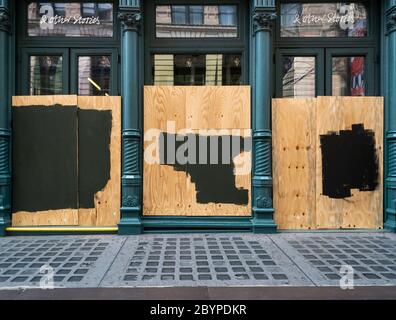 Boutique e negozi a New York sono imbarcati a causa di saccheggi e vandalizzazione associati alle proteste legate alla morte di George Floyd, visto sabato 6 giugno 2020. (© Richard B. Levine) Foto Stock