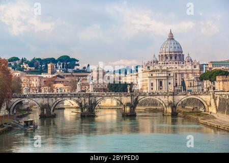 Vista sul Vaticano con la Basilica di San Pietro e il Ponte di Sant'Angelo (Roma, Italia) Foto Stock