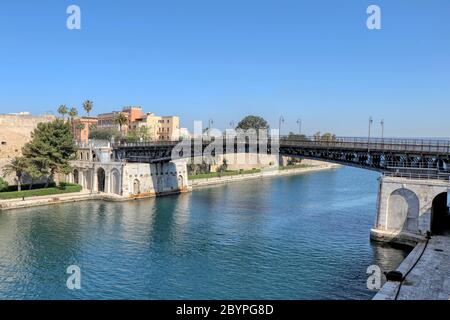 Panoramica del Ponte di San Francesco di Paola, comunemente chiamato Ponte Girasole e del corso d'acqua di Taranto, Puglia, Italia Foto Stock