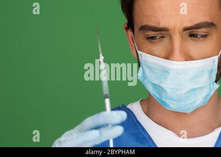 Medico o infermiere con un ipodermica. Foto Stock