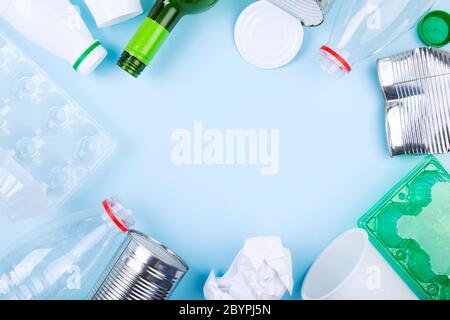 Rifiuti vari per il riciclaggio. Concetto di riciclaggio di plastica, metallo, vetro e carta. Disposizione piatta. Spazio di copia Foto Stock