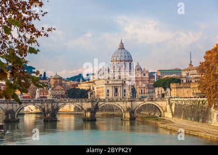 Vista sul Vaticano con la Basilica di San Pietro e il Ponte di Sant'Angelo (Roma, Italia) Foto Stock