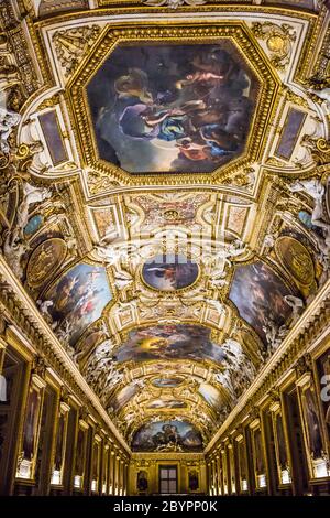 Grande galleria di dipinti al museo del Louvre di Parigi Foto Stock