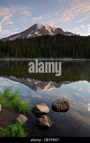 WA16601-00...WASHINGTON - riflessione di Mount Rainier nelle acque stanche del lago Reflection nel Parco Nazionale di Mount Rainier. Foto Stock